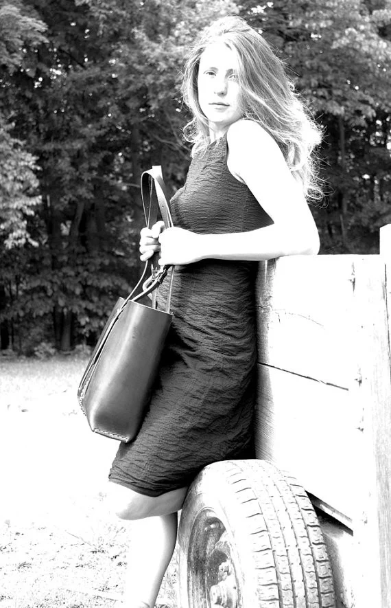 The Weekday tote in Cherrywood Red steerhide - Image 5